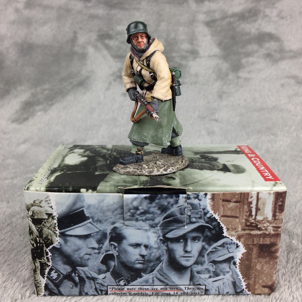 King Country BBG089 German Infantryman ADVANCING TURNING WWII Figure in Box READ